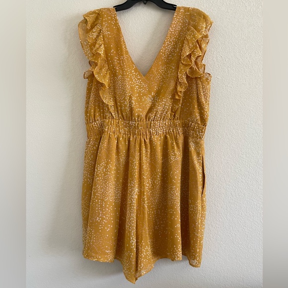 Express • Printed Ruffle Sleeve Romper - Picture 6 of 9